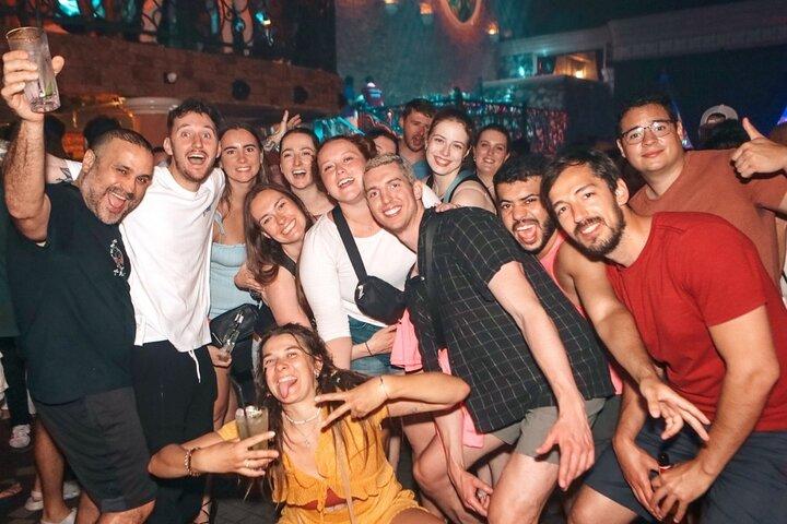 Phuket : Pub Crawl Rooftop, Bars, GoGo & 3 klubber med skud
