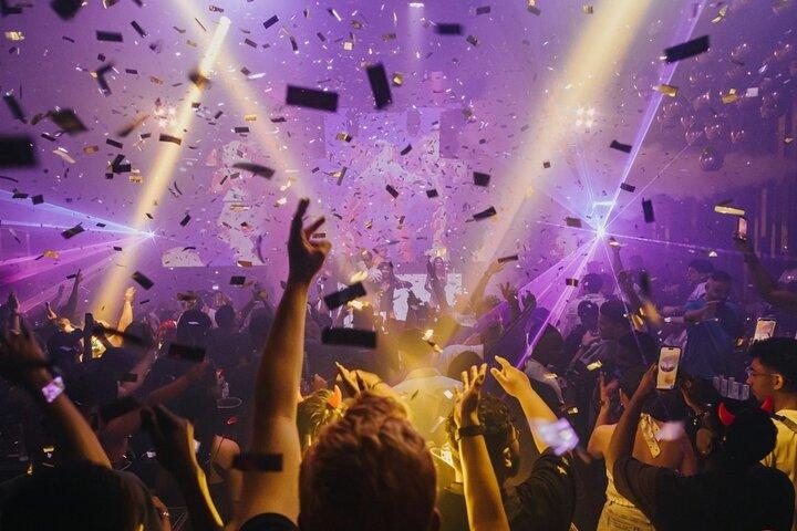 Phuket : Pub Crawl Rooftop, Bars, GoGo & 3 klubber med skud