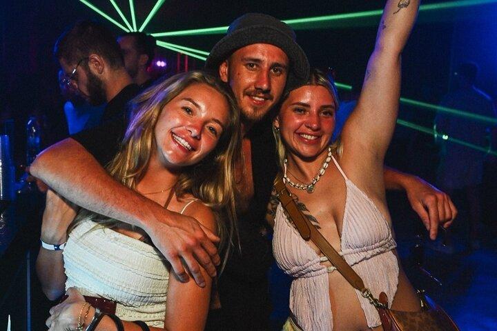 Phuket : Pub Crawl Rooftop, Bars, GoGo & 3 klubber med skud
