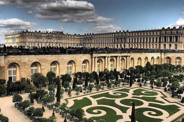 Private Round Trip Minivan Transfer to Versailles from Paris