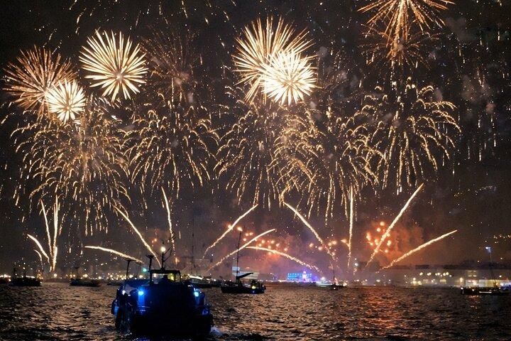 Crociera di Capodanno con fuochi d'artificio e spumante