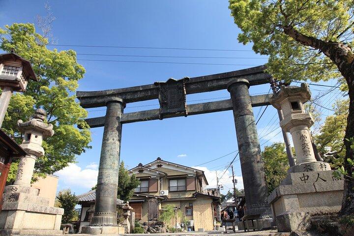 Tour a piedi di Yoshino Cherry Blossom con visita al tempio
