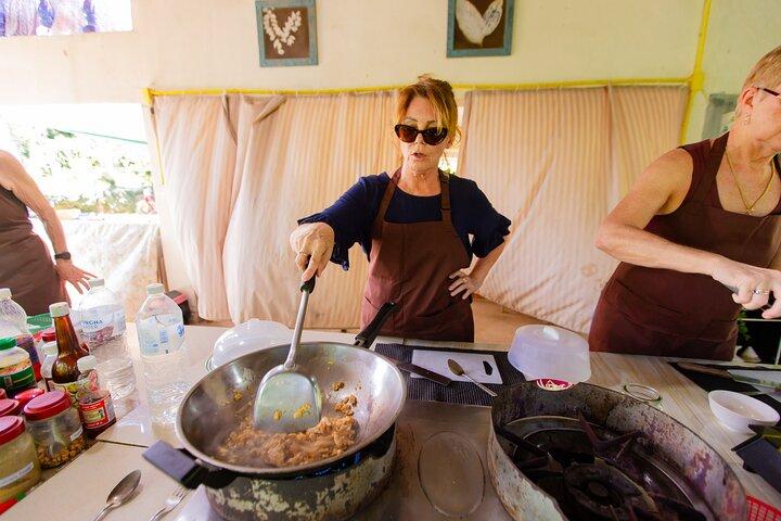 Privat thailändsk matlagningskurs och lokal marknadserfarenhet i Koh Samui