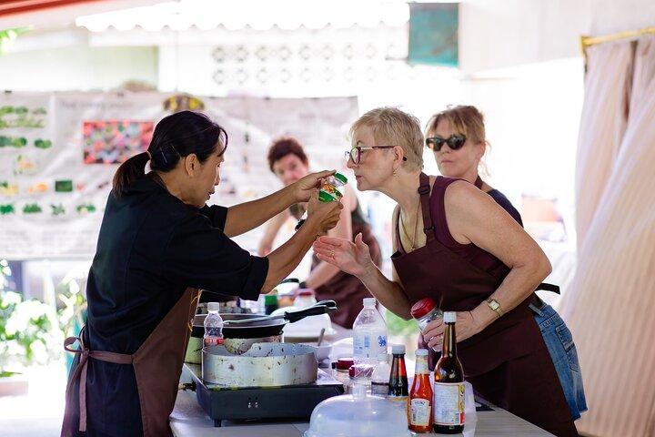 Privat thailändsk matlagningskurs och lokal marknadserfarenhet i Koh Samui