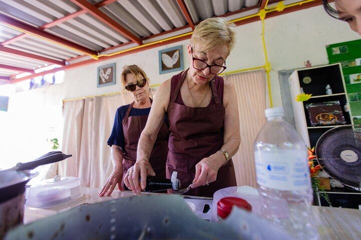 Privat thailändsk matlagningskurs och lokal marknadserfarenhet i Koh Samui