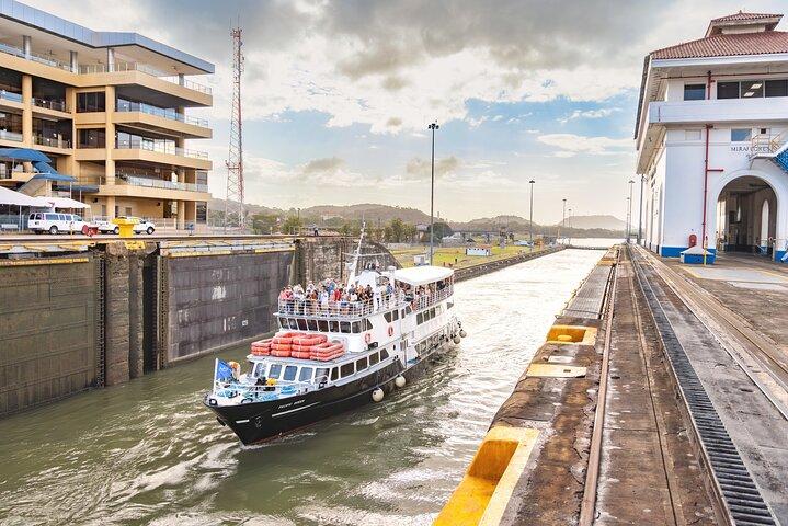 Recorrido por parte del Canal de Panamá: dirección sur
