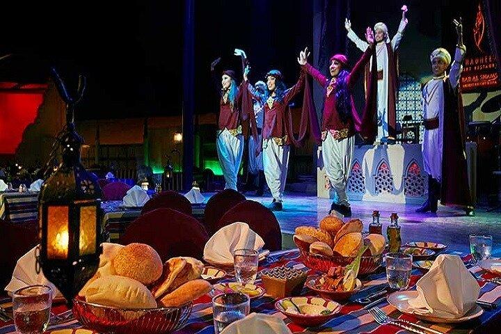 デザートサファリドバイBBQディナー＆ライブエンターテイメント付き
