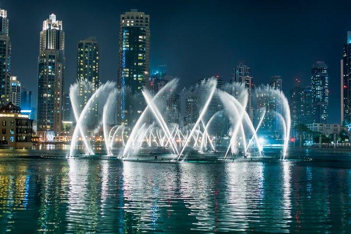 ドバイ・ブルジュ・ハリファ湖ライド＆噴水ショー体験