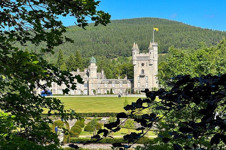 Tour privado a pie por Royal Cairns y tour por el castillo de Balmoral