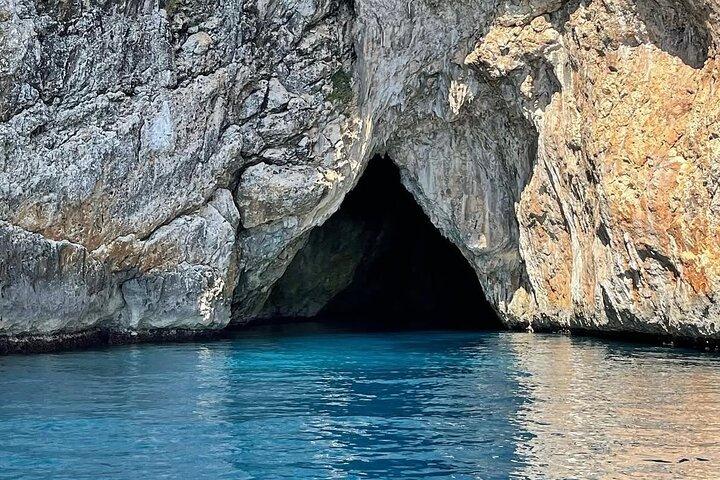 Castro propose une excursion en bateau à travers des grottes et des eaux cristallines.