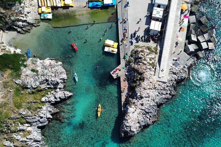 Castro propose une excursion en bateau à travers des grottes et des eaux cristallines.