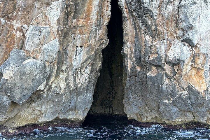 Castro propose une excursion en bateau à travers des grottes et des eaux cristallines.