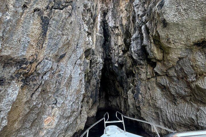 Castro propose une excursion en bateau à travers des grottes et des eaux cristallines.