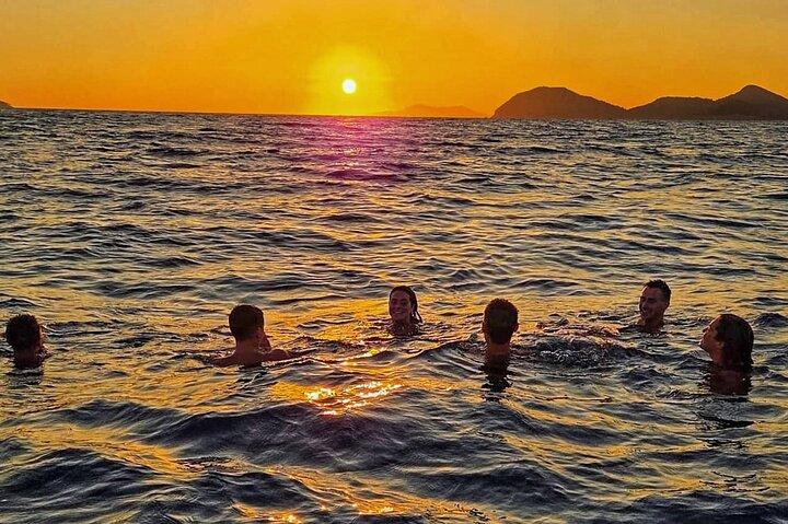 Dubrovnik: Golden Hour Sunset Cruise com bebidas