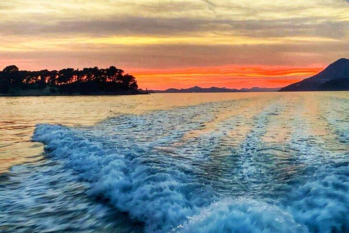 Dubrovnik: Golden Hour Sunset Cruise com bebidas