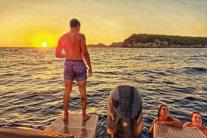 Dubrovnik: Golden Hour Sunset Cruise com bebidas