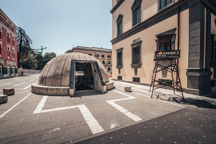 La vita sotto il comunismo bunkera la paura e la sopravvivenza a Tirana