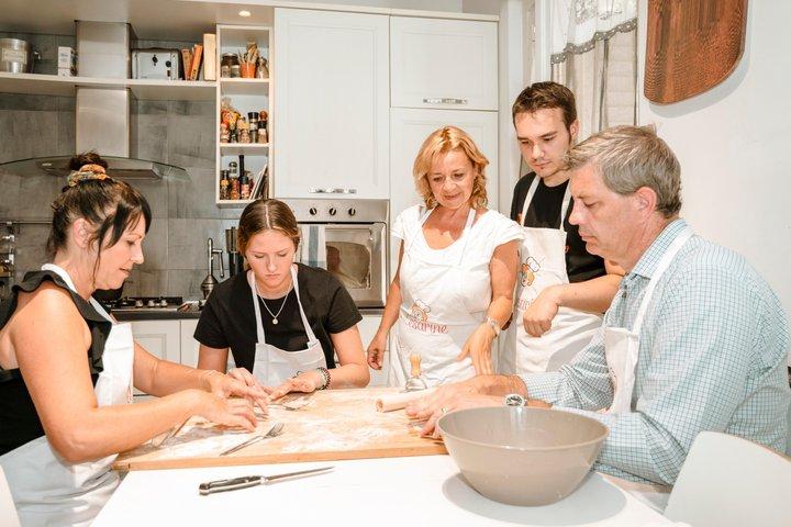 Montepulciano : Pasta & Tiramisu klasse in een lokaal huis door Cesarine