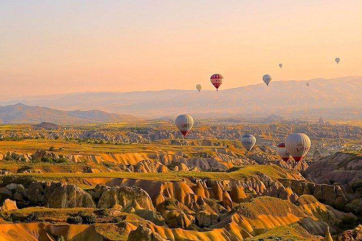 Giro in mongolfiera in Cappadocia con trasferimenti