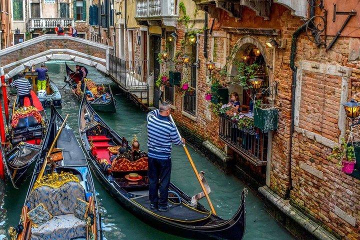 Enchanting Venice: City Walk & Majestic Gondola Ride + Ebook