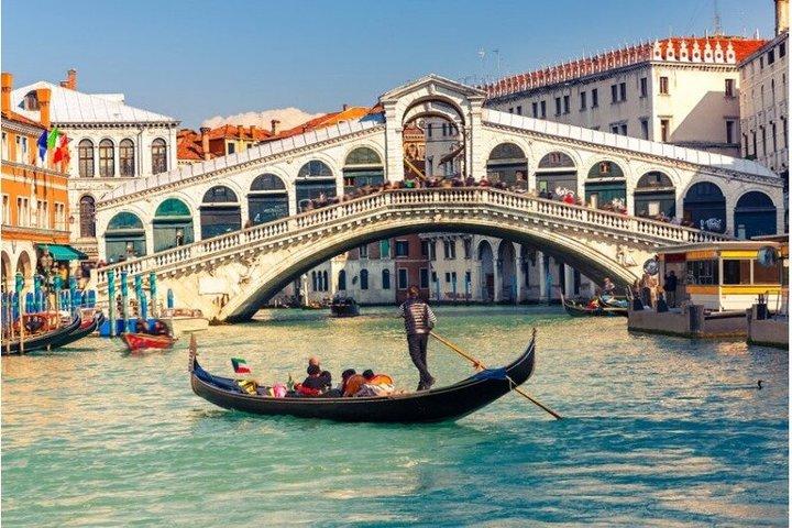 Enchanting Venice: City Walk & Majestic Gondola Ride + Ebook