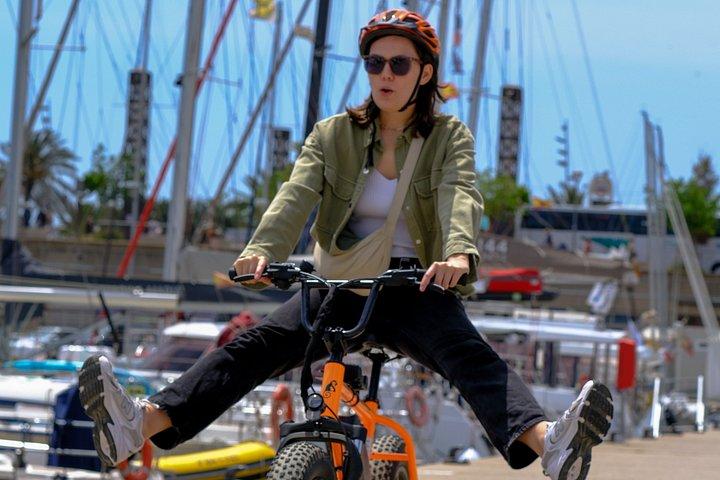 バイクまたはEバイクで現地ガイド付きバルセロナ小グループツアー