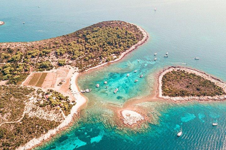 スプリット発、青の洞窟、フヴァル島、ヴィス島、ブルーラグーンへの日帰り旅行