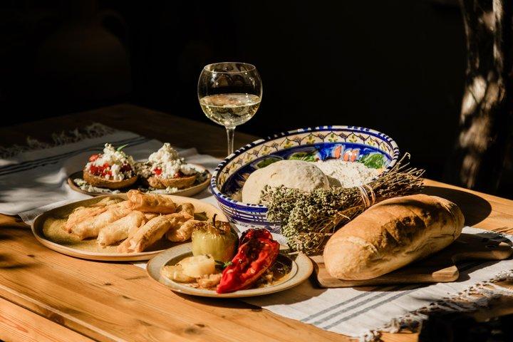 アテネの料理教室とギリシャの美しい庭園でのランチ