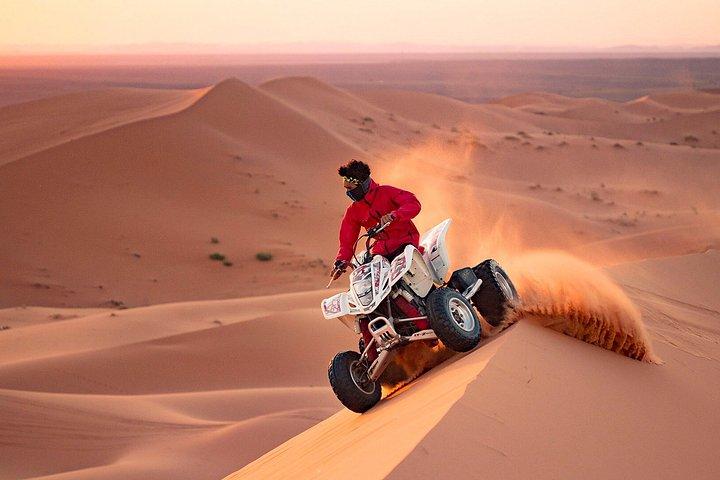 Fyrhjulingsäventyr med kamel och sand ombordstigning Tour Abu Dhabi