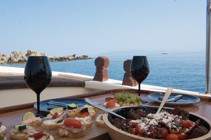 ミコノス島の6時間のプライベートクルーズ（食事と飲み物付き）