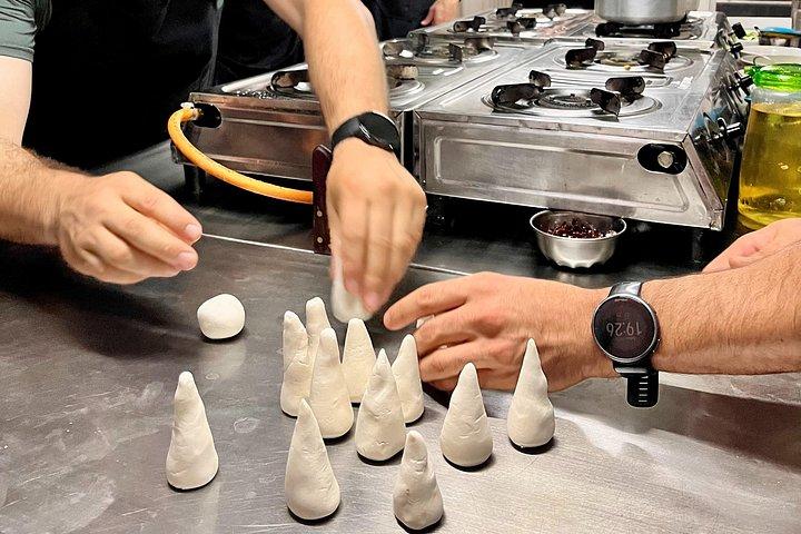 カトマンズ: ネパール料理＆桃作り教室を地元女性がリード
