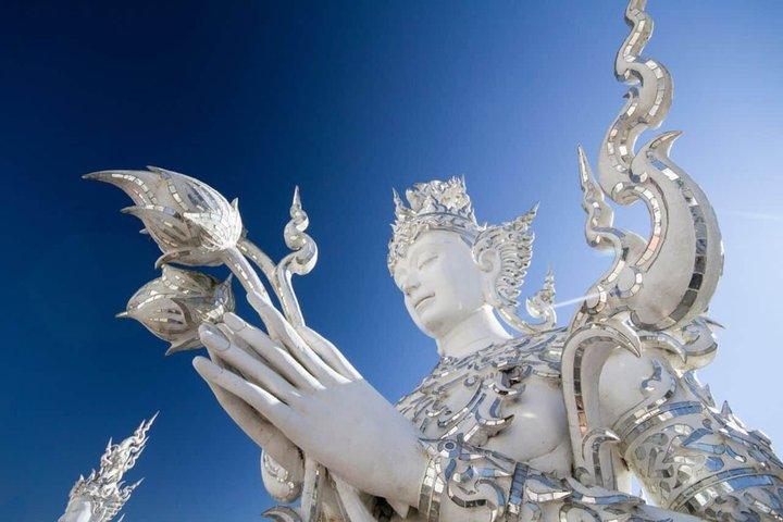 チェンマイ白と青の寺院黒博物館と黄金の三角地帯