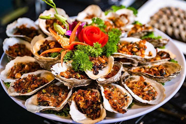 5つ星ハロン湾日帰りクルーズ 洞窟探検、カヤック、ビュッフェランチ
