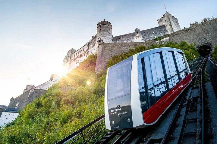 ハルシュタットとザルツブルクへのプライベート終日ガイドツアー-ボートで行く