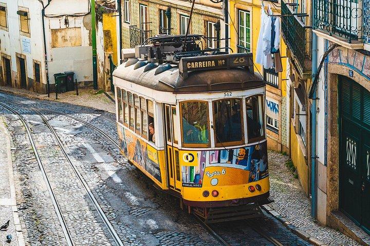 Lisbon : Castle Skip-the-Line & Old Town（アドオン・ファド・ディナー）