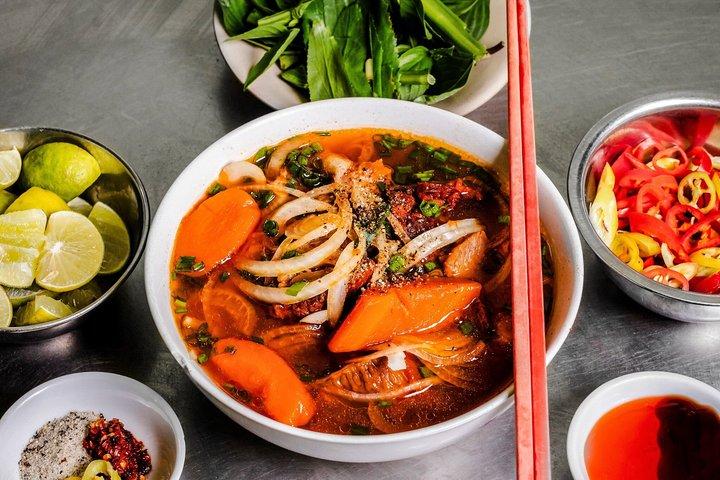 Hungrige HCMC Food Tour mit 15 + Verkostungen