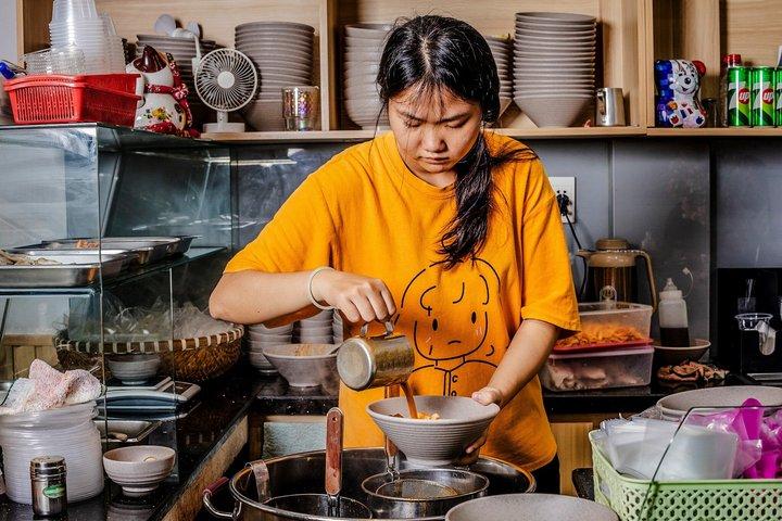 Hungrige HCMC Food Tour mit 15 + Verkostungen
