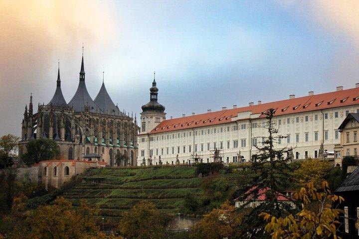 Prague to Budapest Private Transfer with 2 hours of Sightseeing