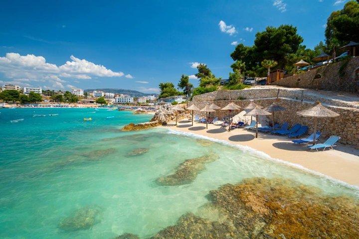 Excursion Ksamil Blue Eye et Saranda au départ de Tirana avec bateau inclus