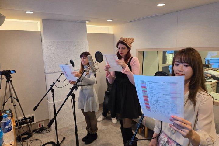 Anime Voice Acting con la guida di professionisti in uno studio