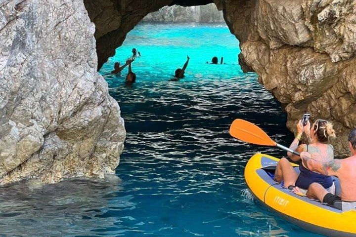 Bootstour durch Capri und Besuch der Blauen Grotte