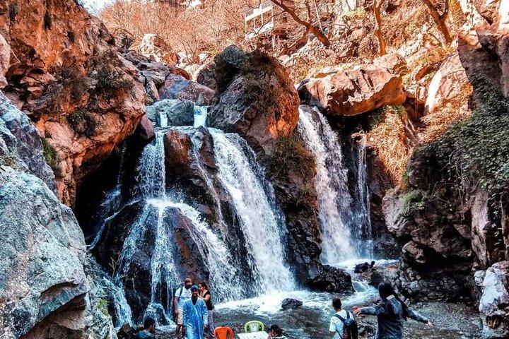 アトラス山脈の滝とベルベルアートラグ体験