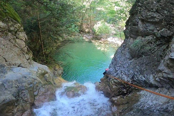 ギリシャのオリンポス山でキャニオニングするオルリアス渓谷を探索