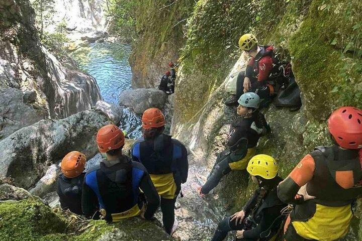 ギリシャのオリンポス山でキャニオニングするオルリアス渓谷を探索