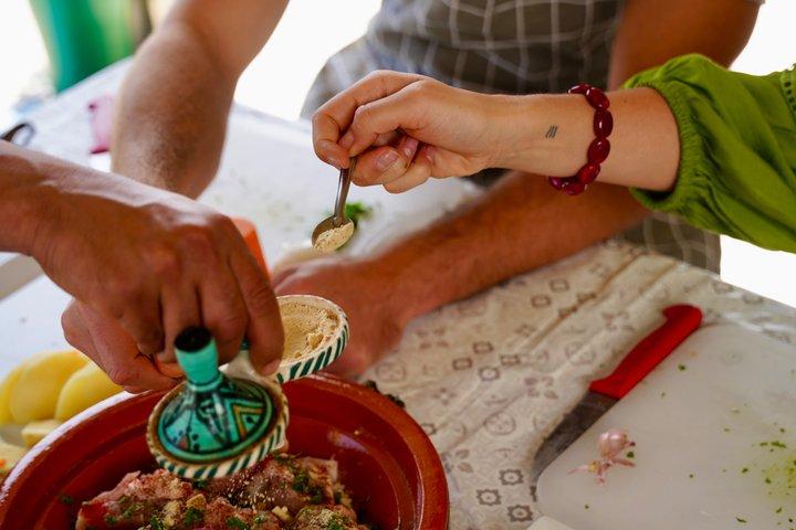 エッサウィラの伝統的なモロッコ料理 – メディナの眺め