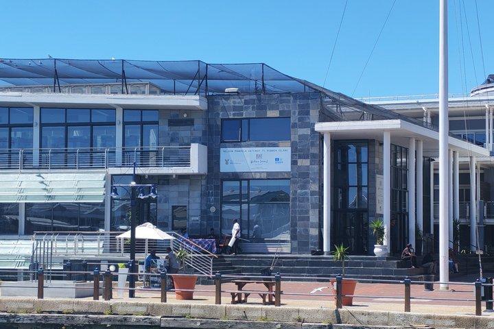 ガイド付きロベン島歴史刑務所ツアー（送迎付き）