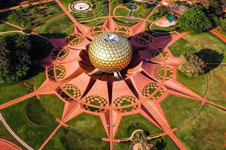 マハーバリプラムとポンディシェリー日帰りツアー（オーロビル訪問付き）