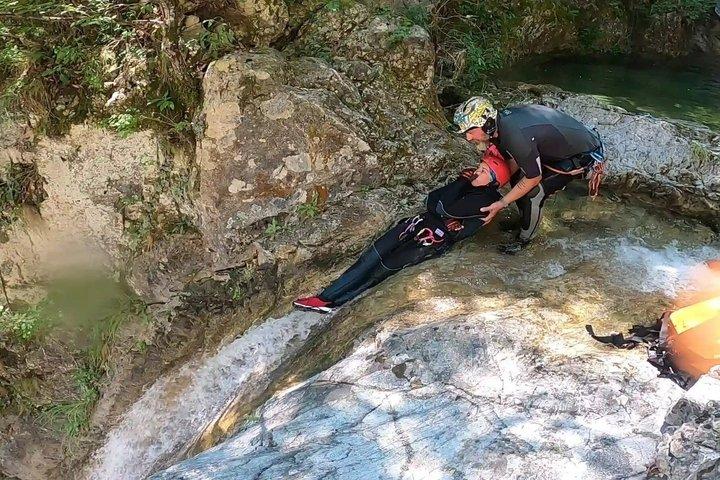 ギリシャのオリンポス山でキャニオニングするオルリアス渓谷を探索