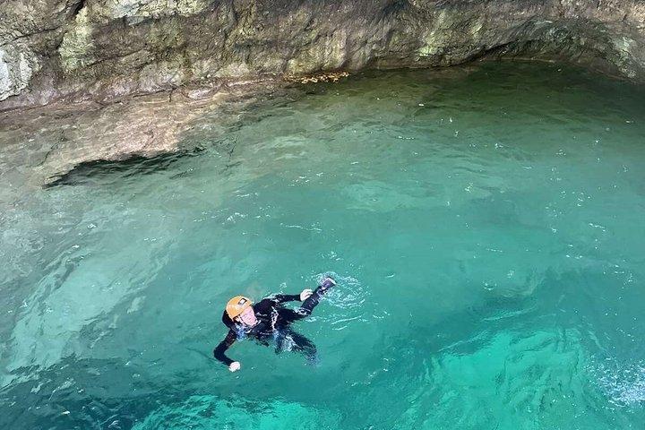 ギリシャのオリンポス山でキャニオニングするオルリアス渓谷を探索