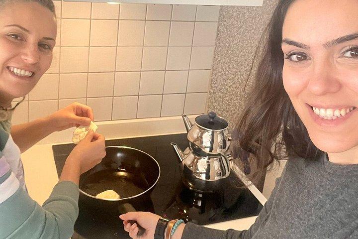 アンタルヤで地元のお母さんとトルコ式朝食を調理